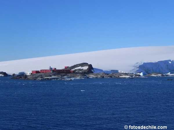 antartica-26. Base O'Higgins, rada Covadonga.jpg